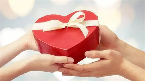 Vì sao con gái thích được tặng quà? - "Ngôn ngữ yêu thương" của phái đẹp