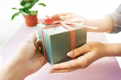 những nguyên tắc vàng khi tặng quà Noel bạn cần "nằm lòng"