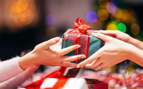 "Điểm danh" những nguyên tắc vàng khi tặng quà Noel bạn cần "nằm lòng"